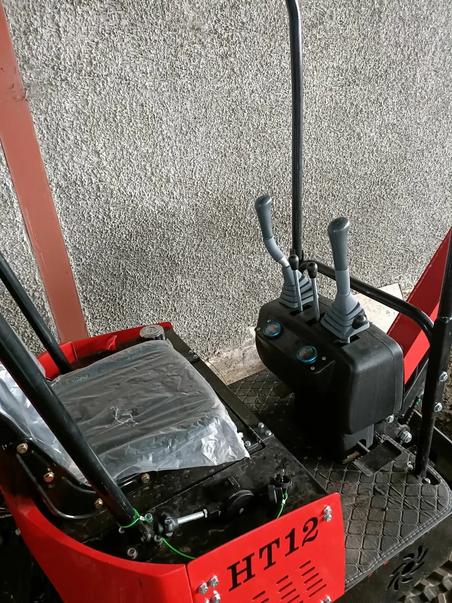 Unused 2025 JPC HT12 1 Ton Digger and 1 bucket - Image 3