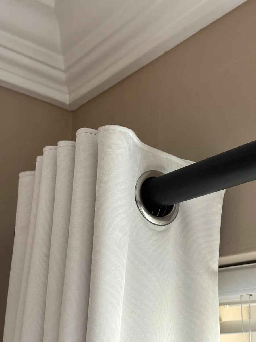 Curtains - Image 2