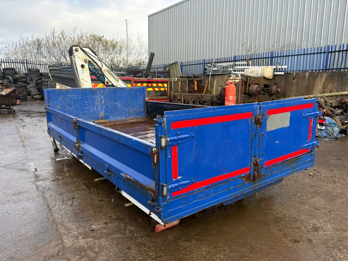 Tipping body & crane - Image 3