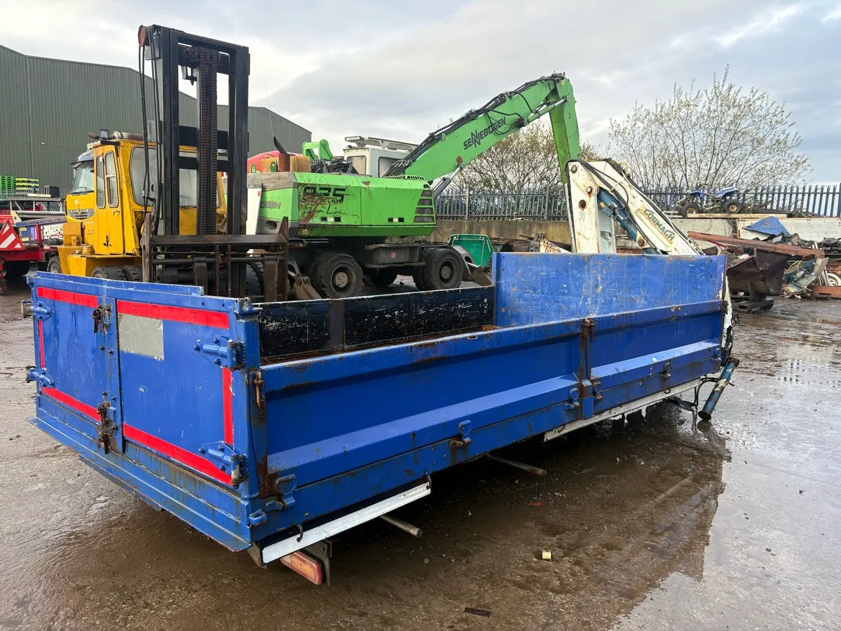 Tipping body & crane - Image 4