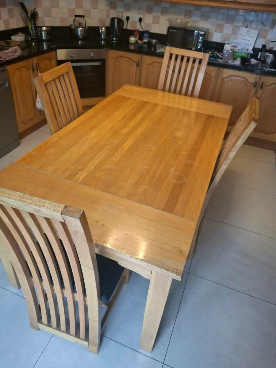 Table and chairs - Image 2