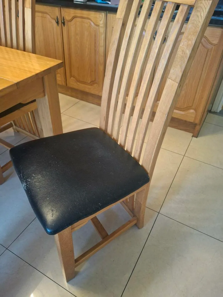 Table and chairs - Image 3