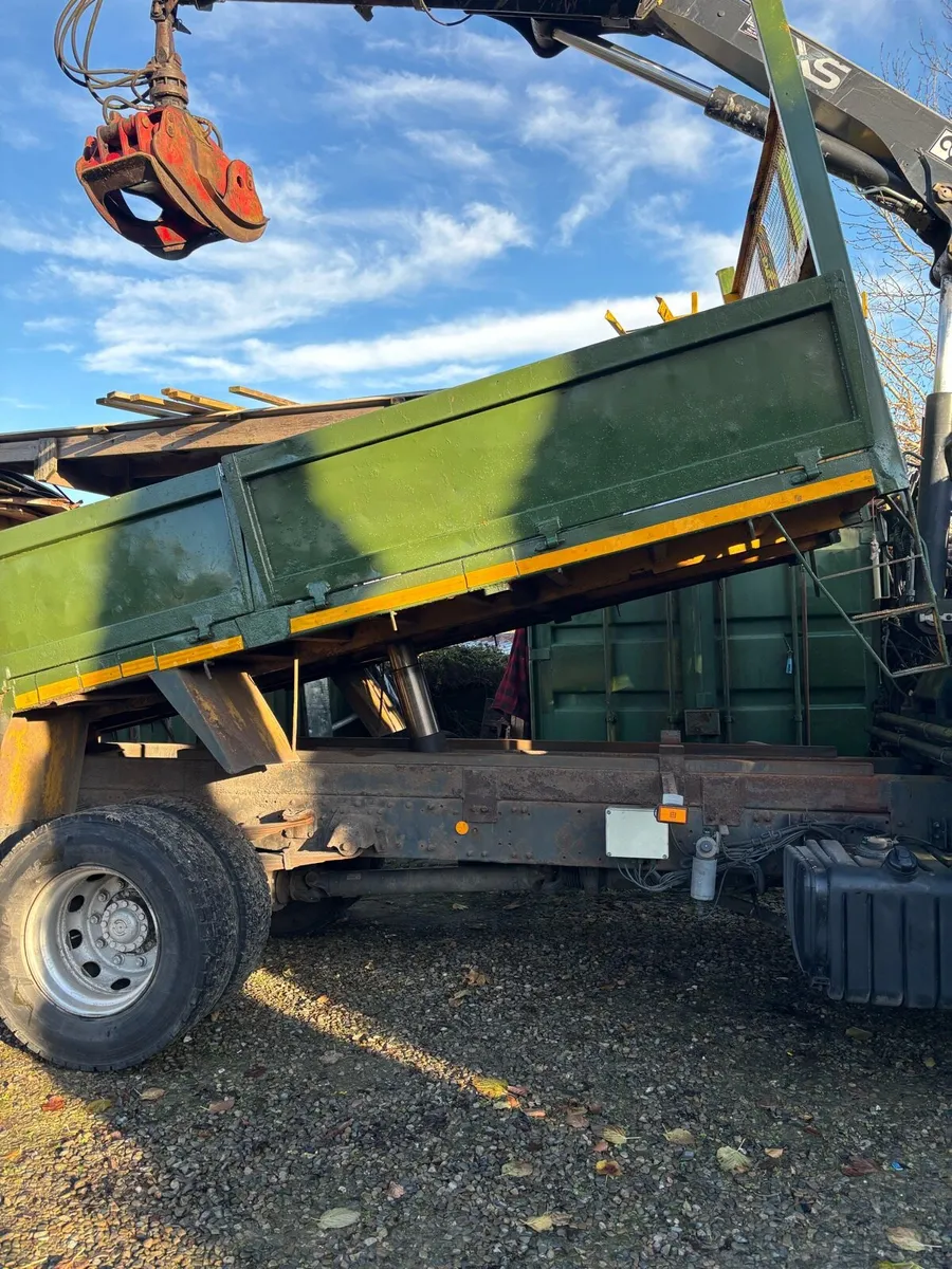 Iveco tipper/crane truck - Image 2