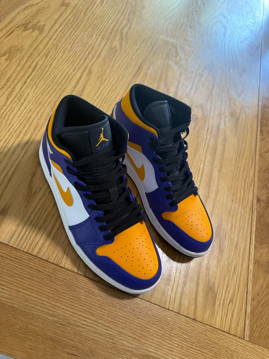 Air Jordan 1 Mid - Image 1