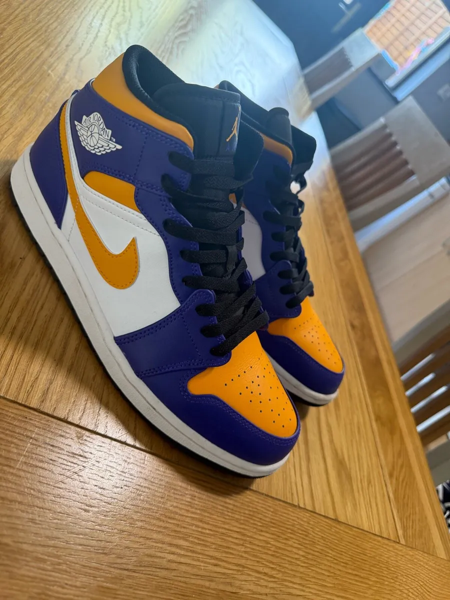 Air Jordan 1 Mid - Image 2