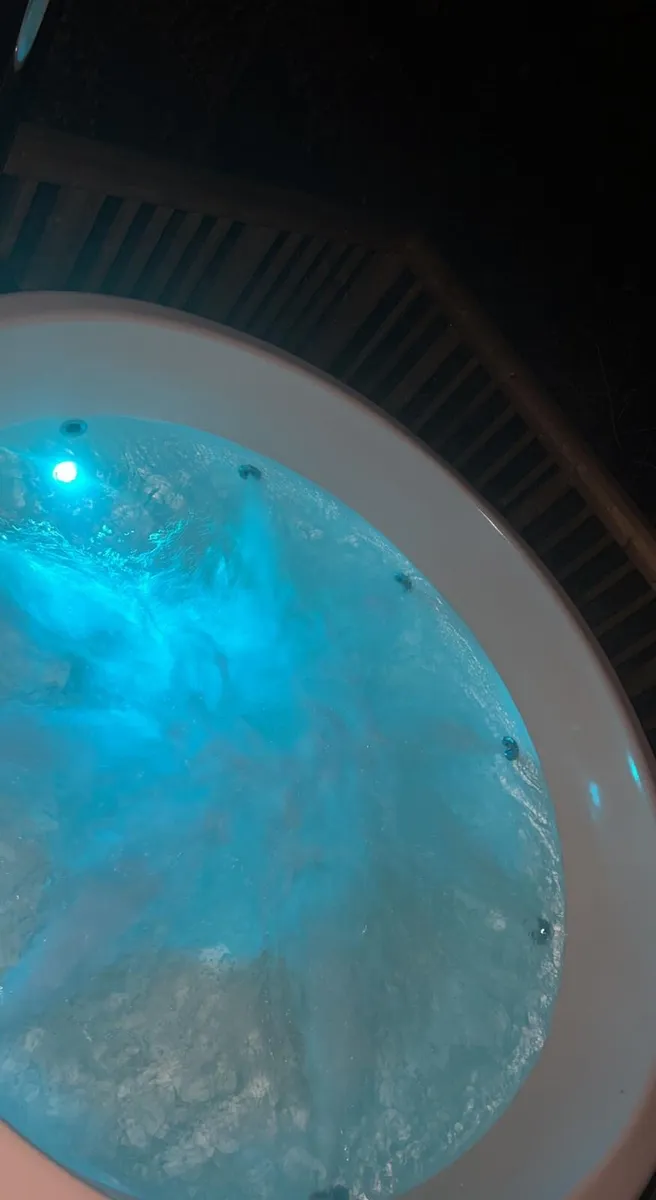 Hot tub / Jacuzzi - Image 4