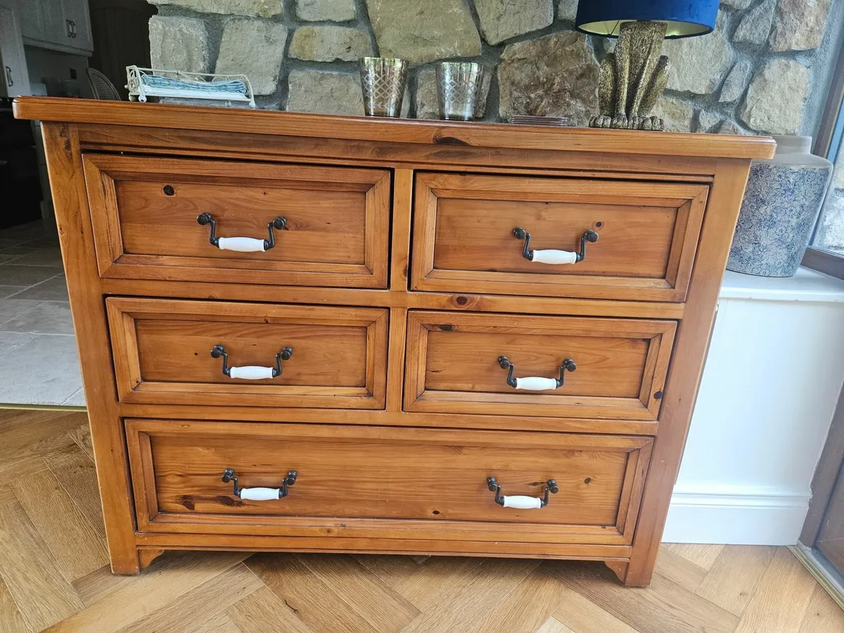 Chest of drawers
