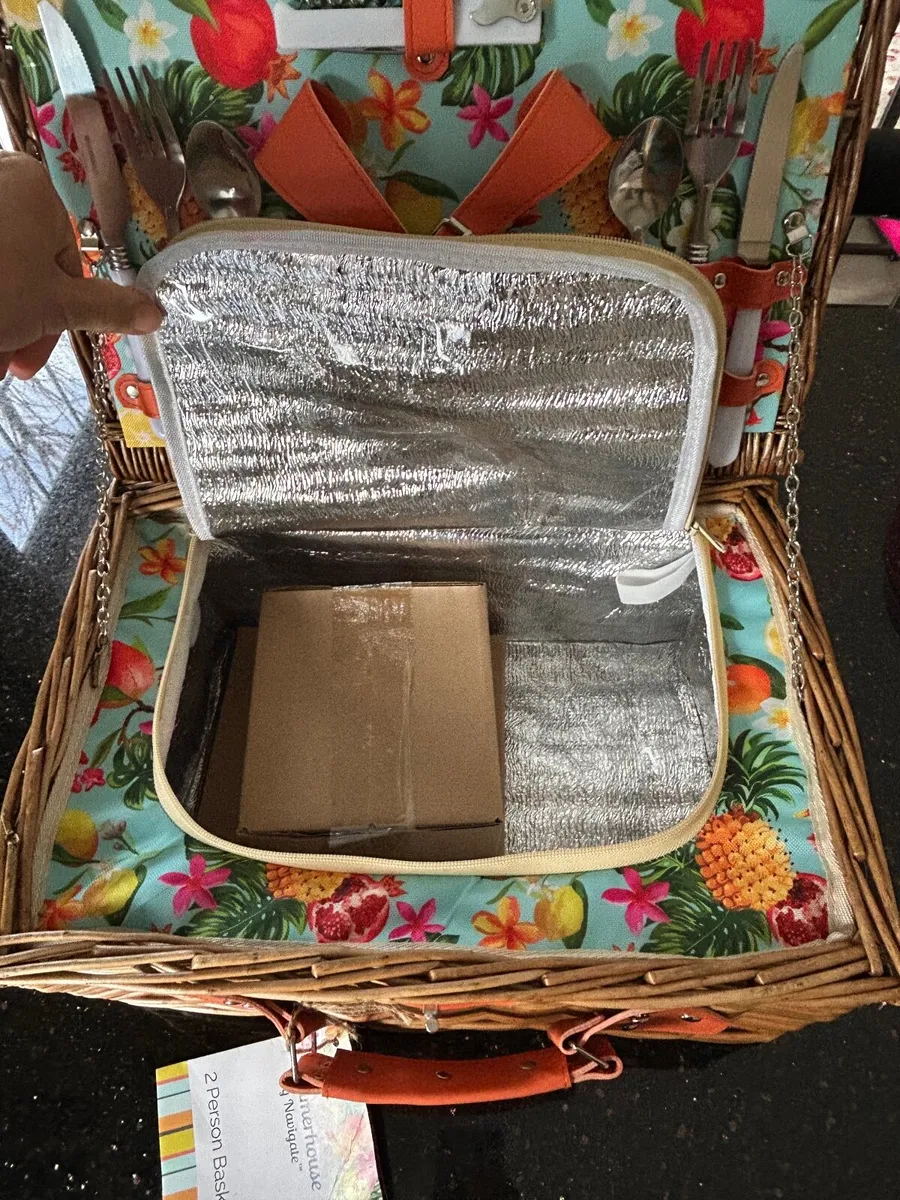 Picnic basket.. brand new - Image 3