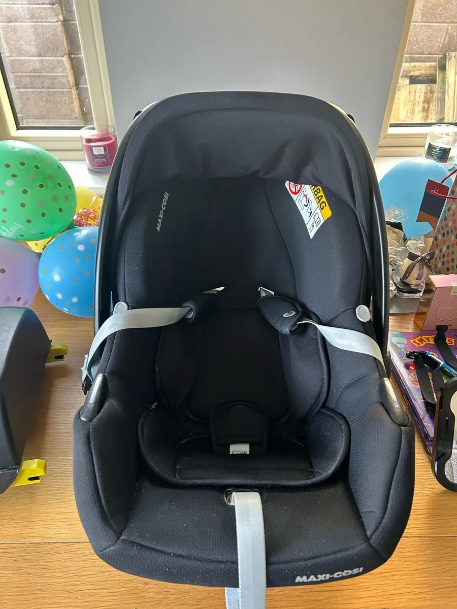 Maxi-Cosi baby car seat, base and mirror - Image 1