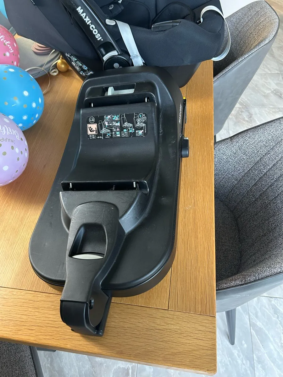 Maxi-Cosi baby car seat, base and mirror - Image 2