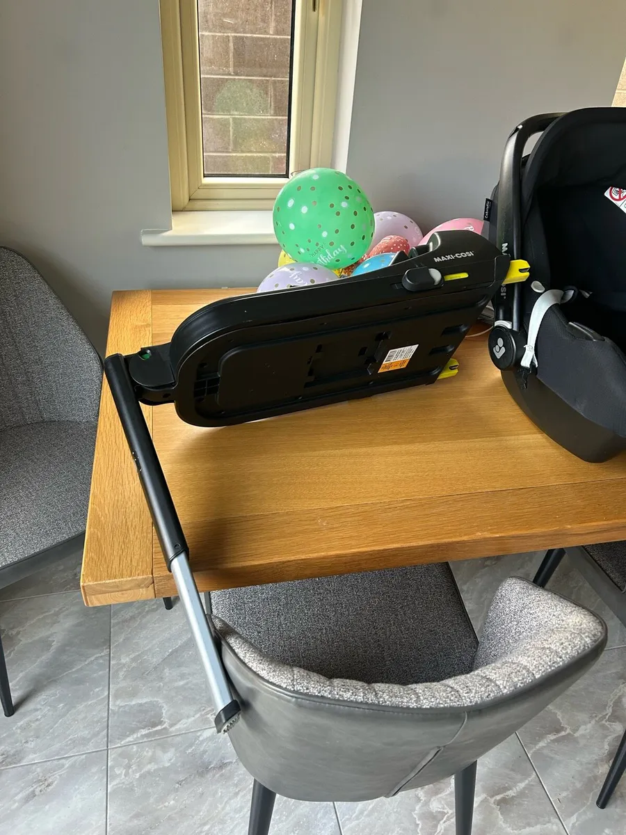 Maxi-Cosi baby car seat, base and mirror - Image 3