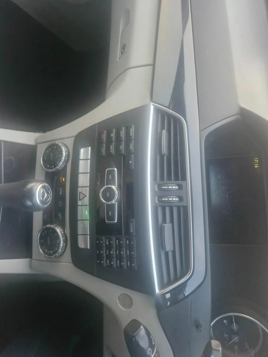 Mercedes-Benz C-Class 2011 - Image 2