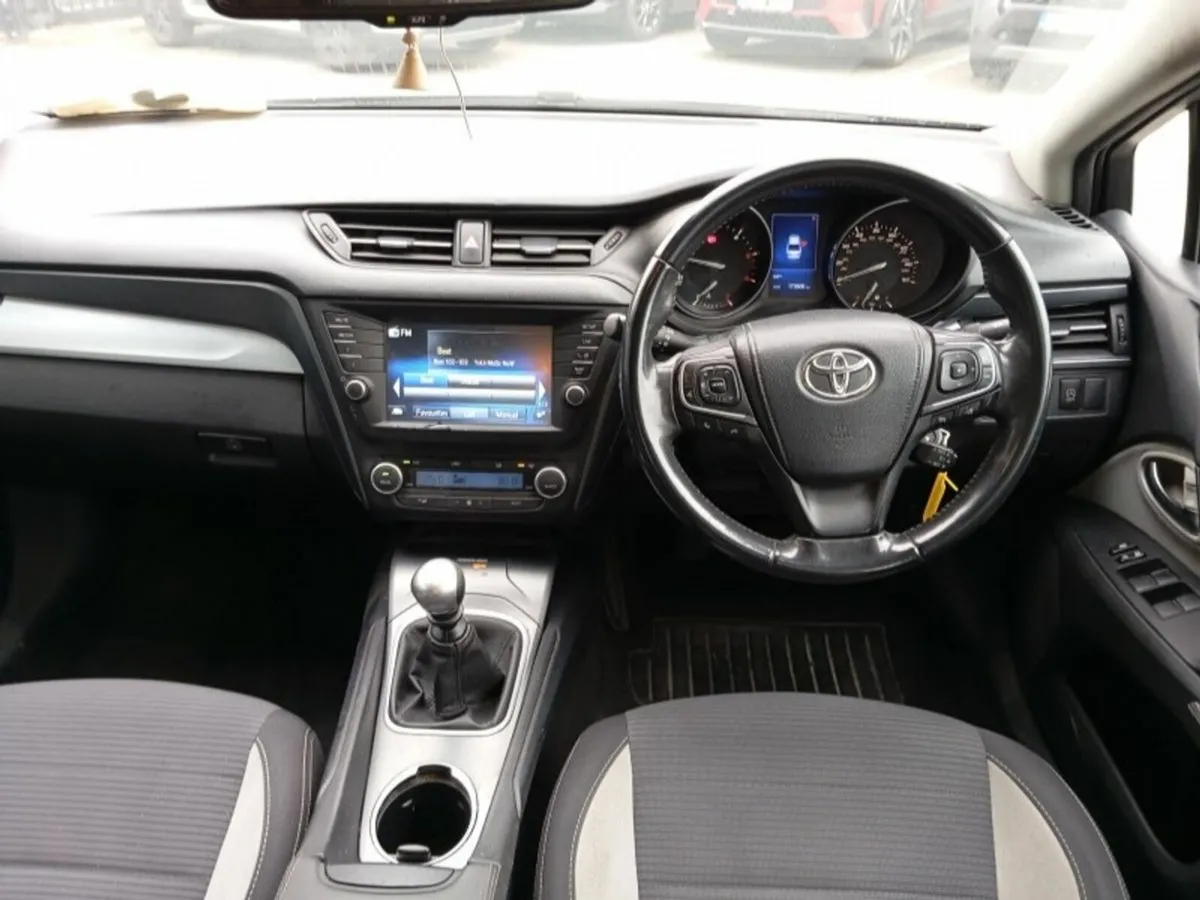 Toyota Avensis 1.6 D-4D (112) Luna Navi Business E - Image 3