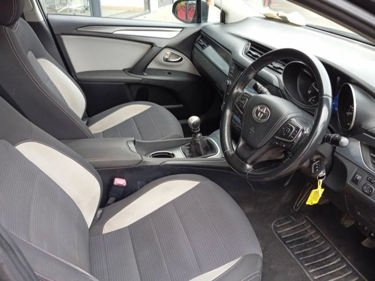 Toyota Avensis 1.6 D-4D (112) Luna Navi Business E - Image 4