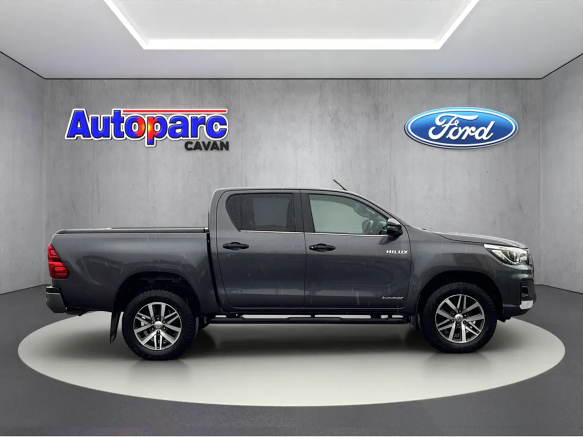 Toyota Hilux INVINCIB X D-4D DCB 4DR AUTO 2.4D4D I - Image 2