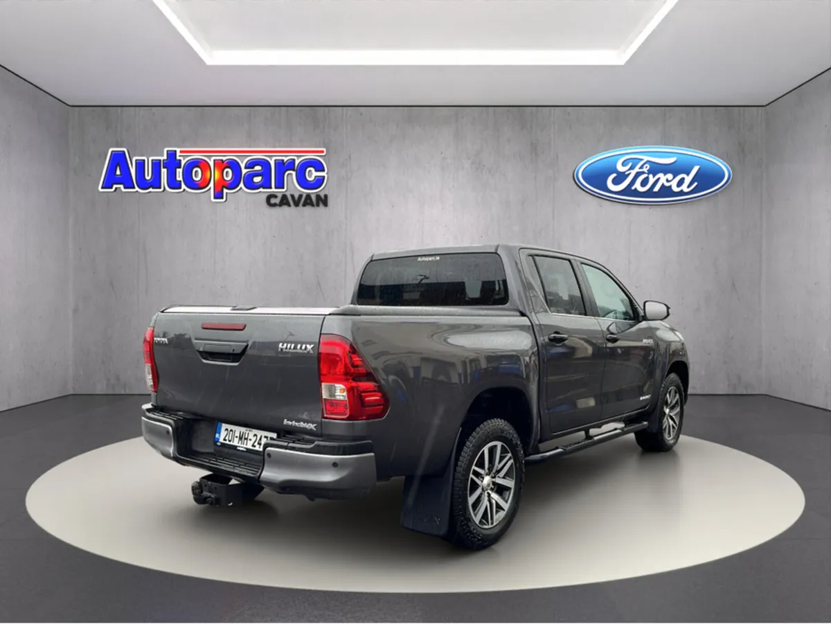 Toyota Hilux INVINCIB X D-4D DCB 4DR AUTO 2.4D4D I - Image 3