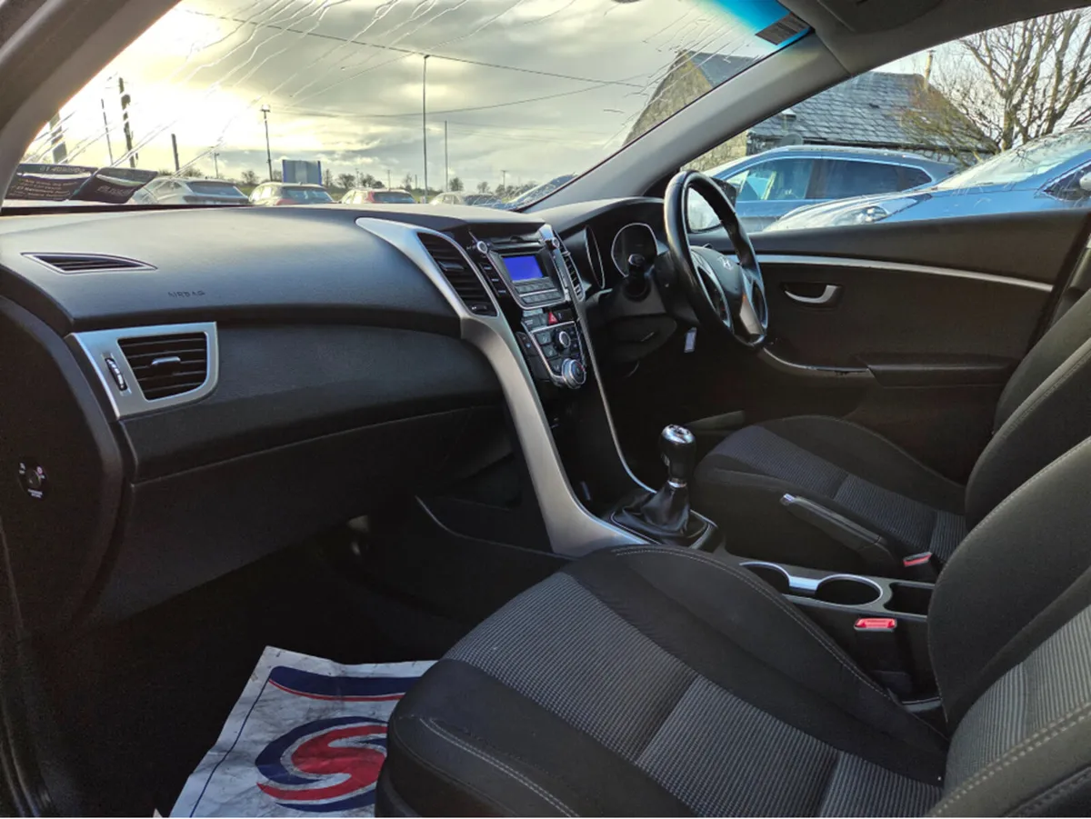 Hyundai i30 CLASSIC 5DR - Image 2