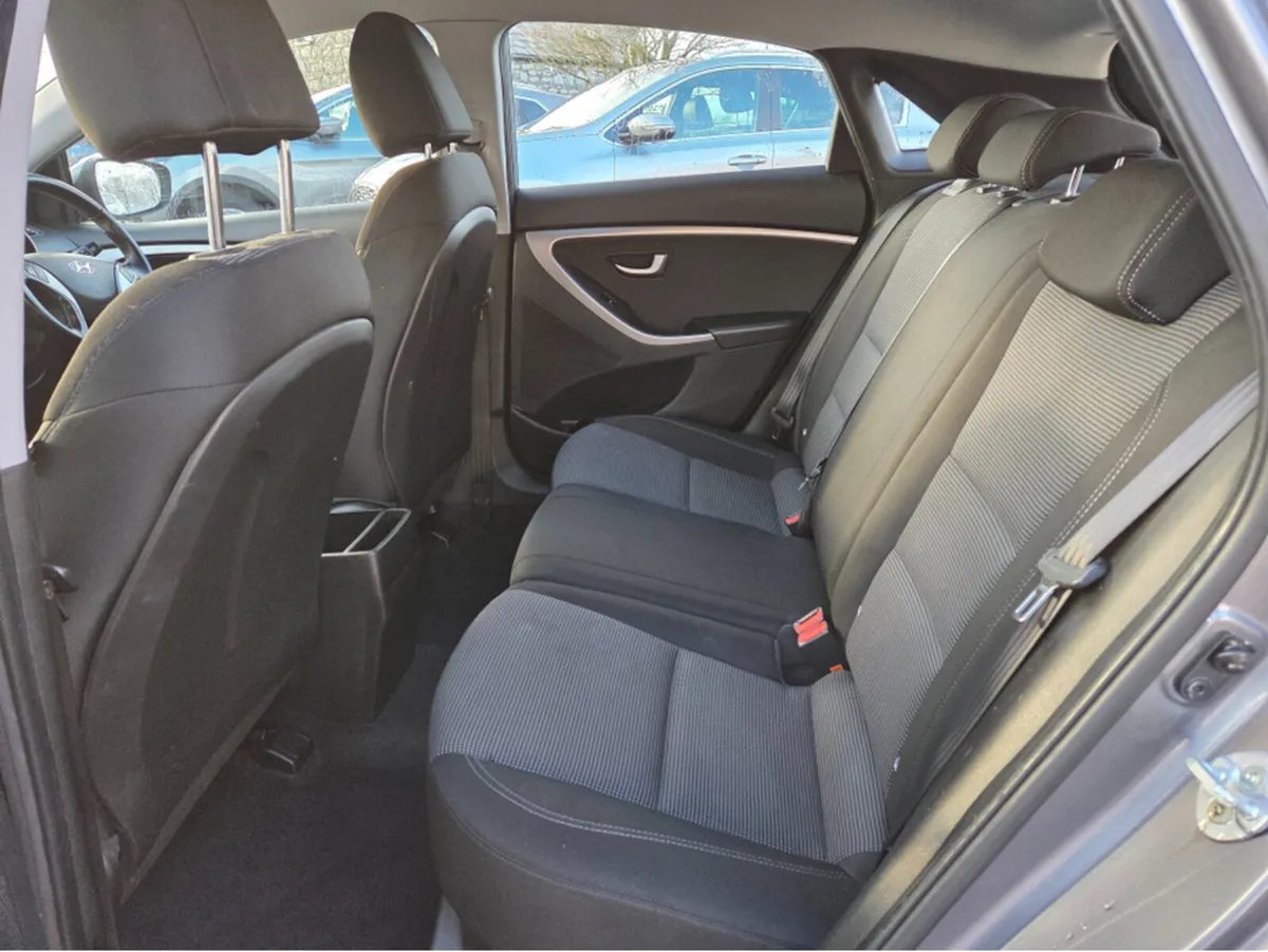 Hyundai i30 CLASSIC 5DR - Image 3