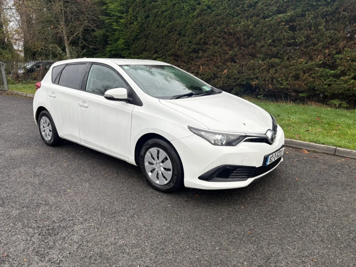 Toyota Auris 1.4 D-4D TERRA 4DR - Image 1