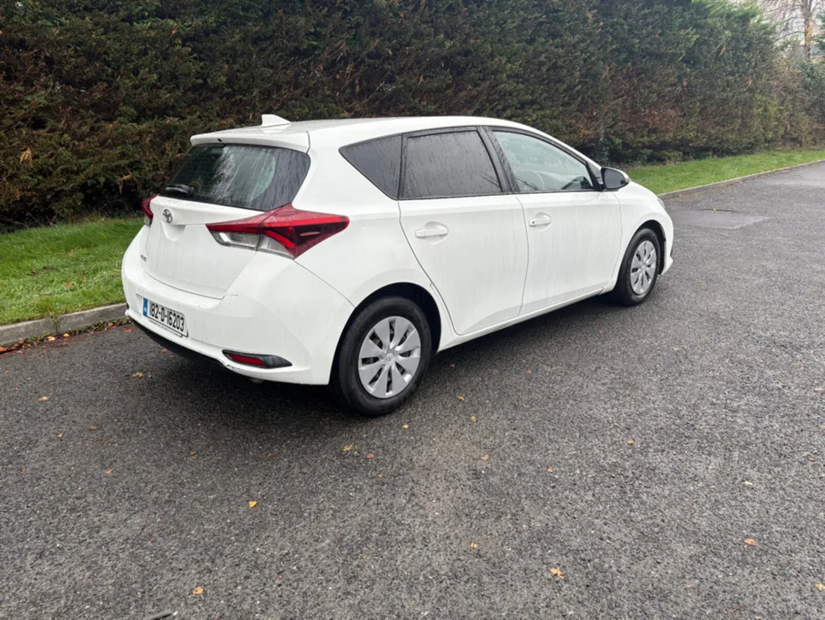 Toyota Auris 1.4 D-4D TERRA 4DR - Image 3
