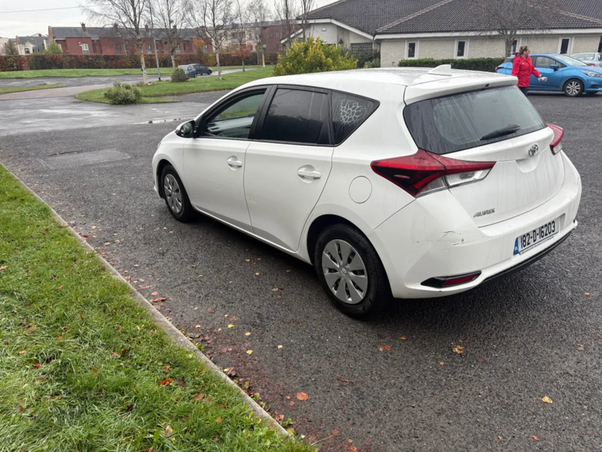 Toyota Auris 1.4 D-4D TERRA 4DR - Image 4