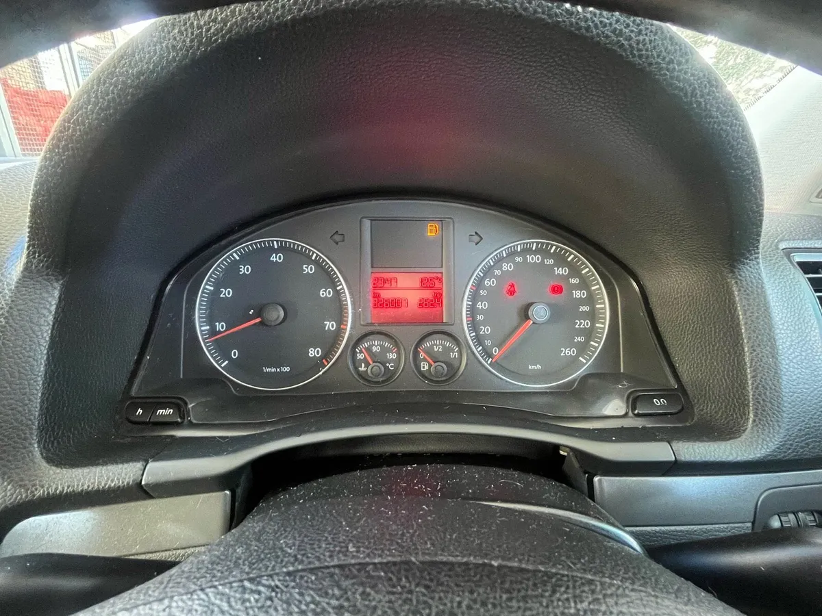 Volkswagen Jetta 1.6 Petrol - Image 4