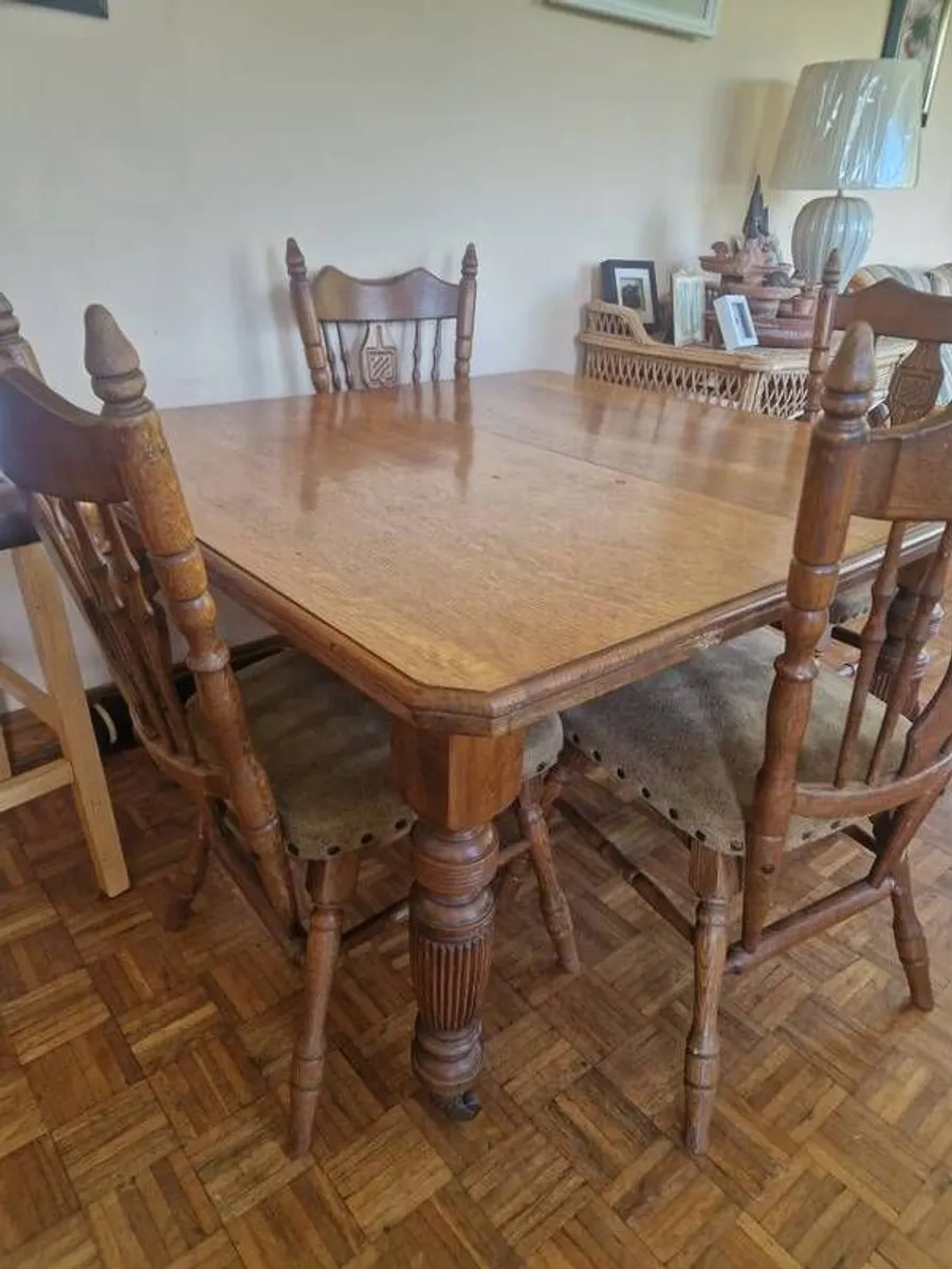 table and 4 chairs - Image 1