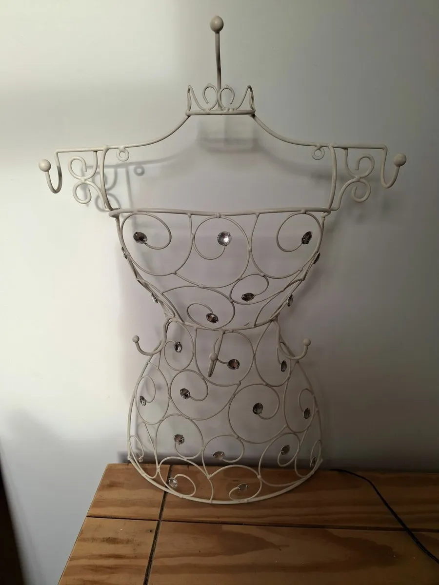 Metal jewellery holder
