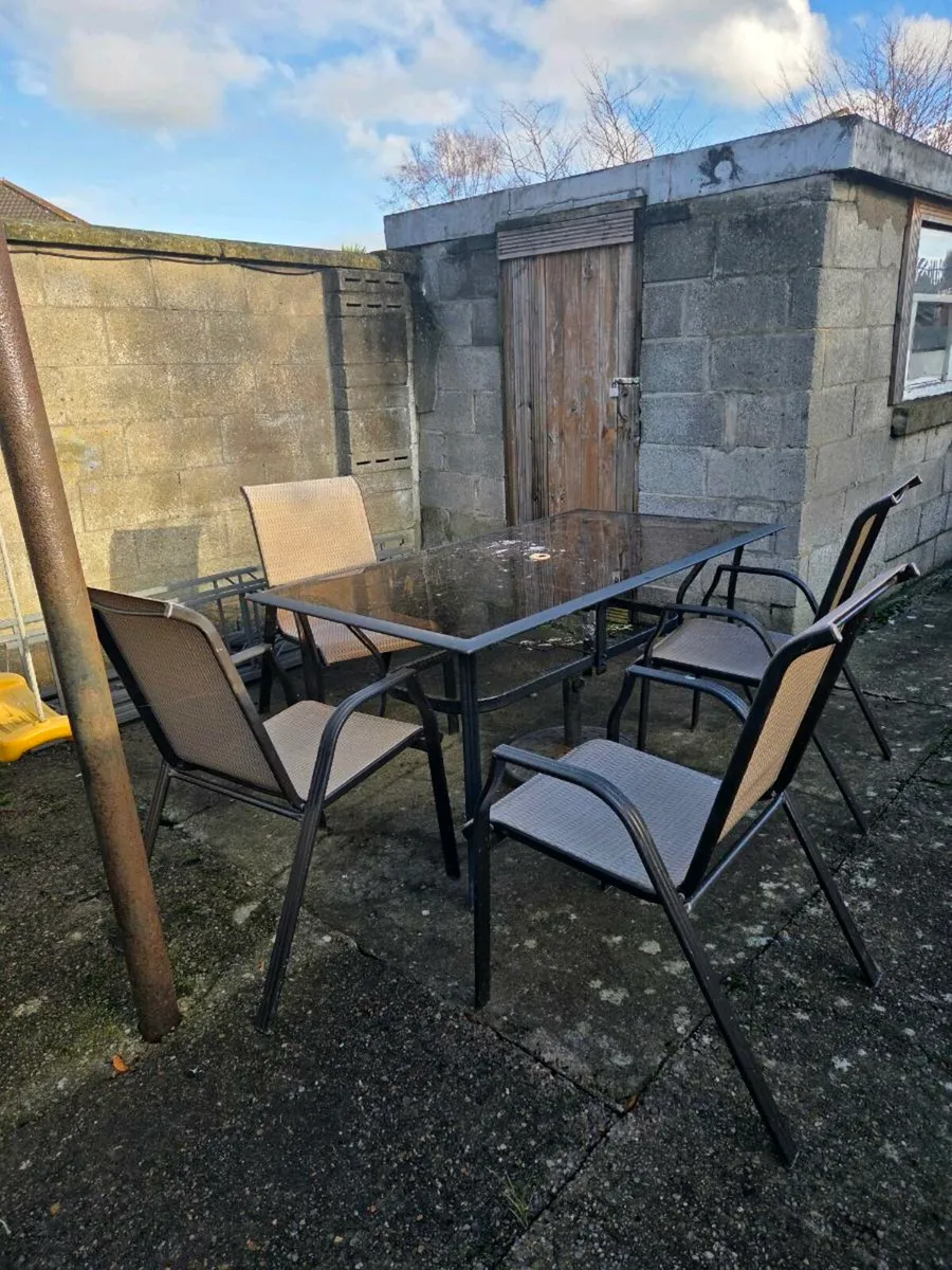Garden table and 6 chairs - Image 1