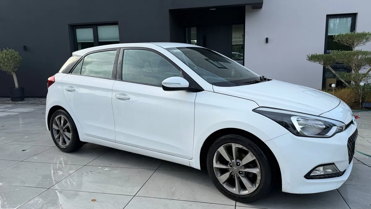 2015 Hyundai i20 Deluxe - Image 2