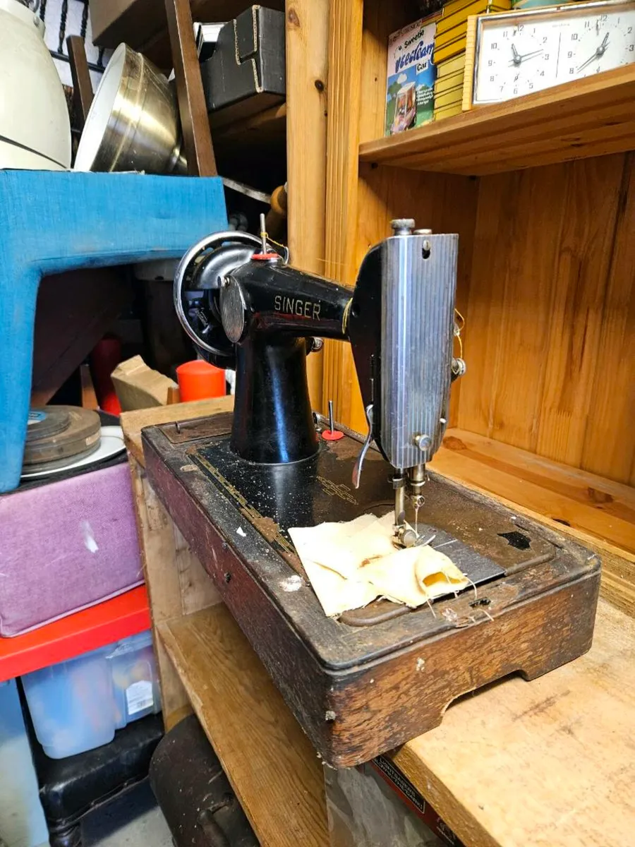 Vintage Singer Sewing Machine - Image 3