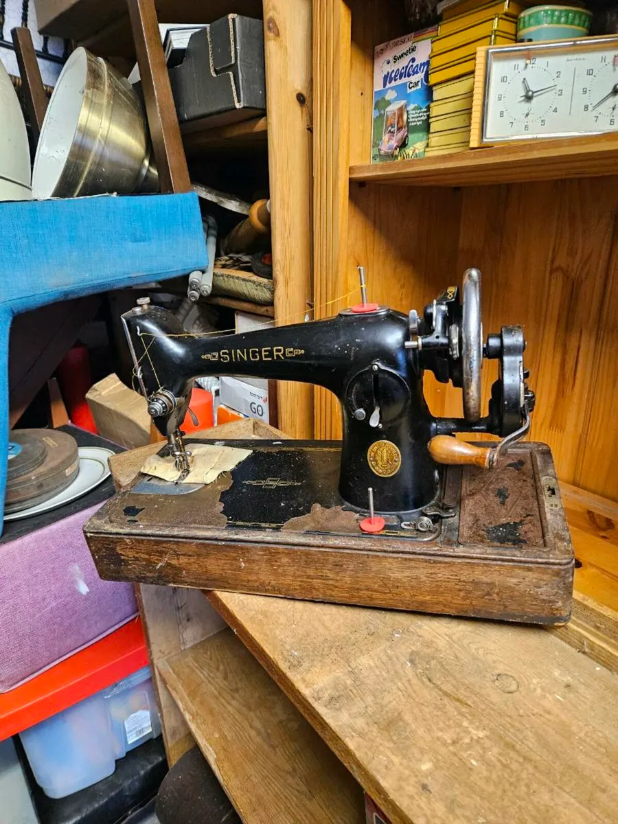 Vintage Singer Sewing Machine - Image 4