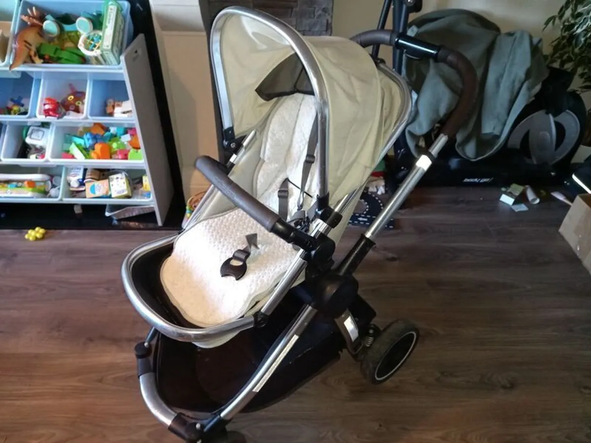 Maxi cosi bundle 3in1 buggy pram base and car seat - Image 4