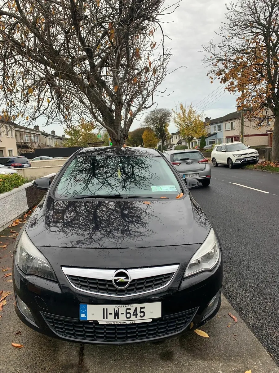 Opel Astra 2011 - Image 1