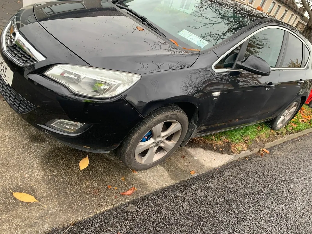 Opel Astra 2011 - Image 2
