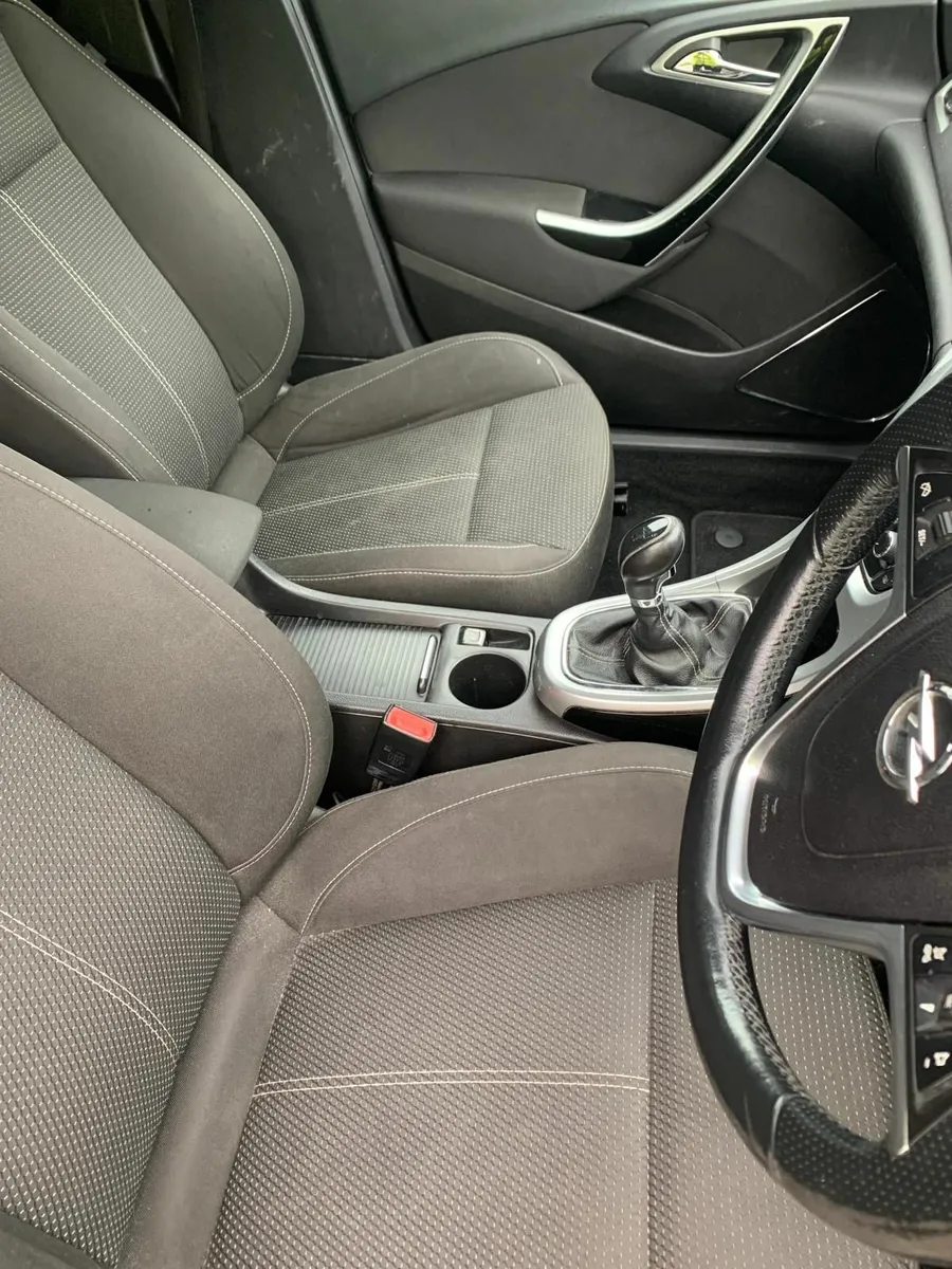 Opel Astra 2011 - Image 4