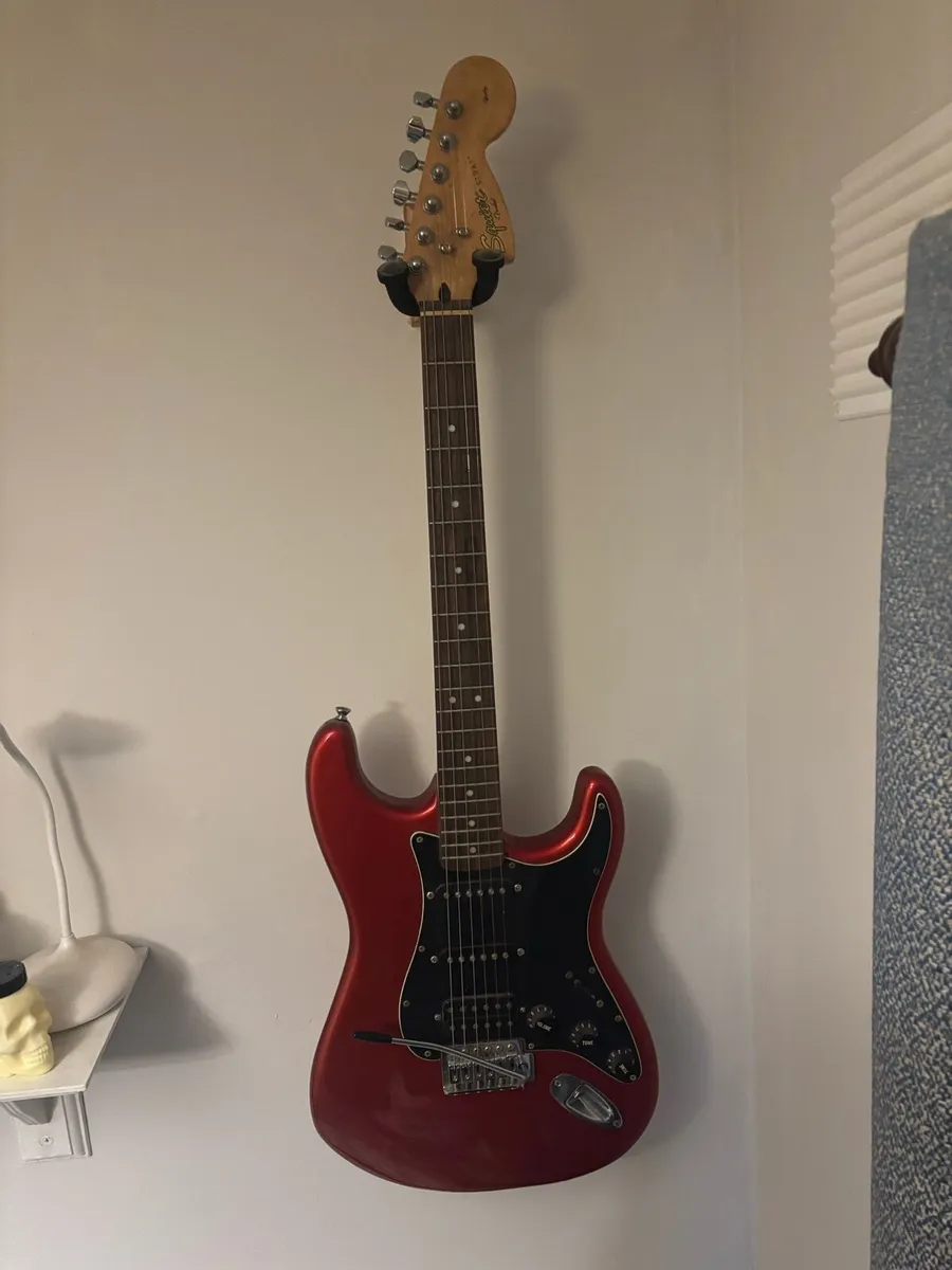 Fender Squier Affinity Stratocaster with Amp - Image 2