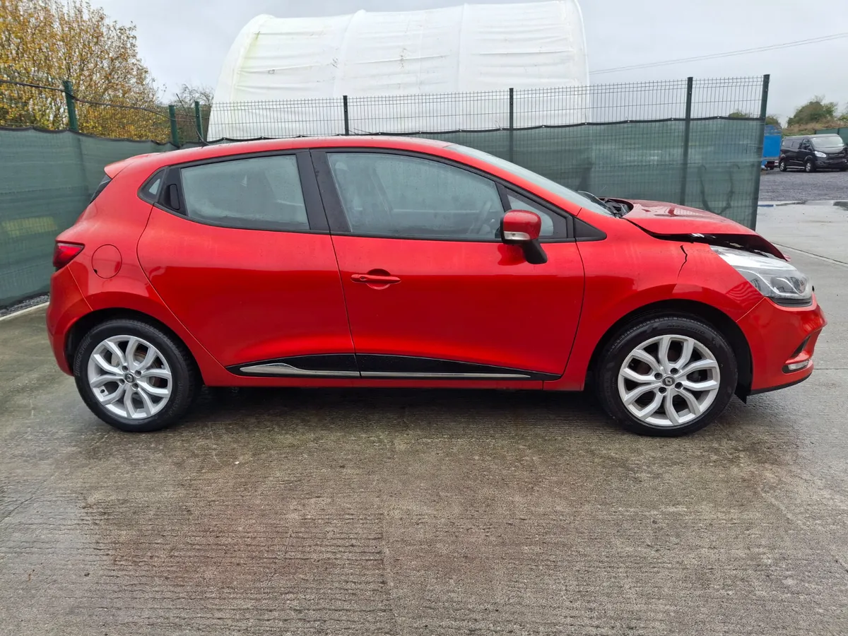2019 Renault Clio 1.0 Petrol Light Damage - Image 4