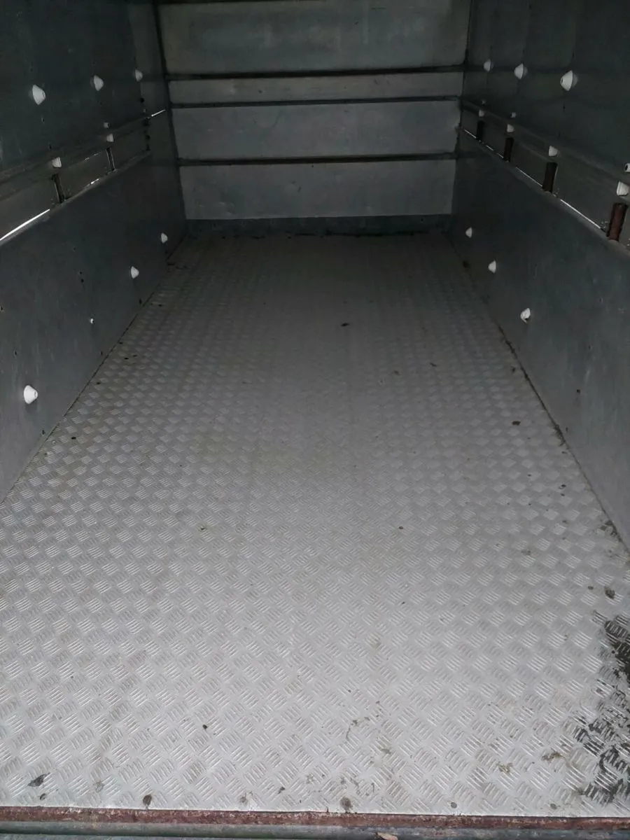 Cattle box - Image 4