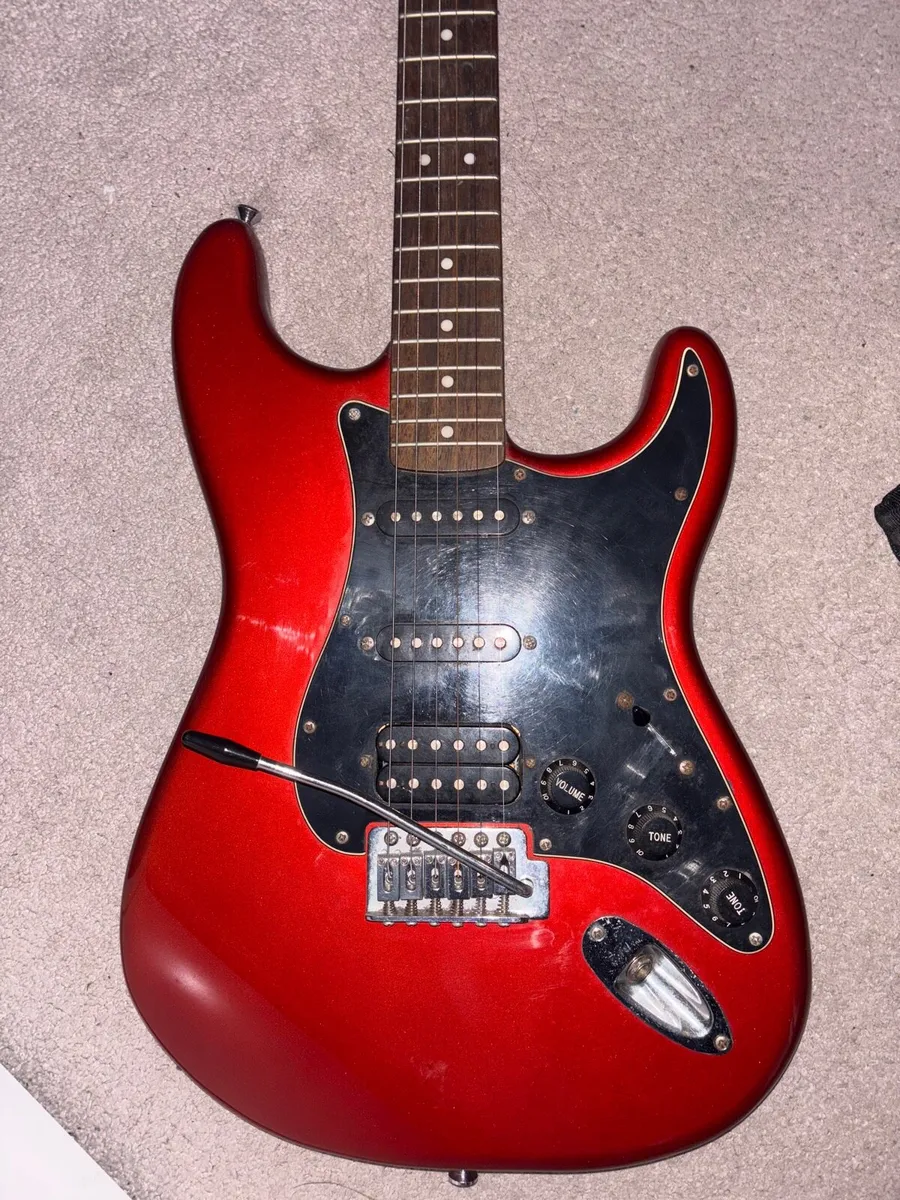 Fender Squier Affinity Stratocaster with Amp - Image 1