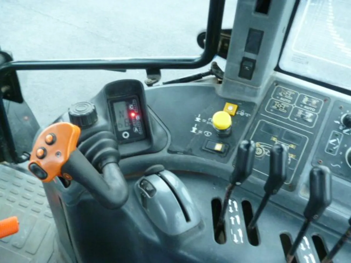 New Holland TM140 Range C.  2004 - Image 2