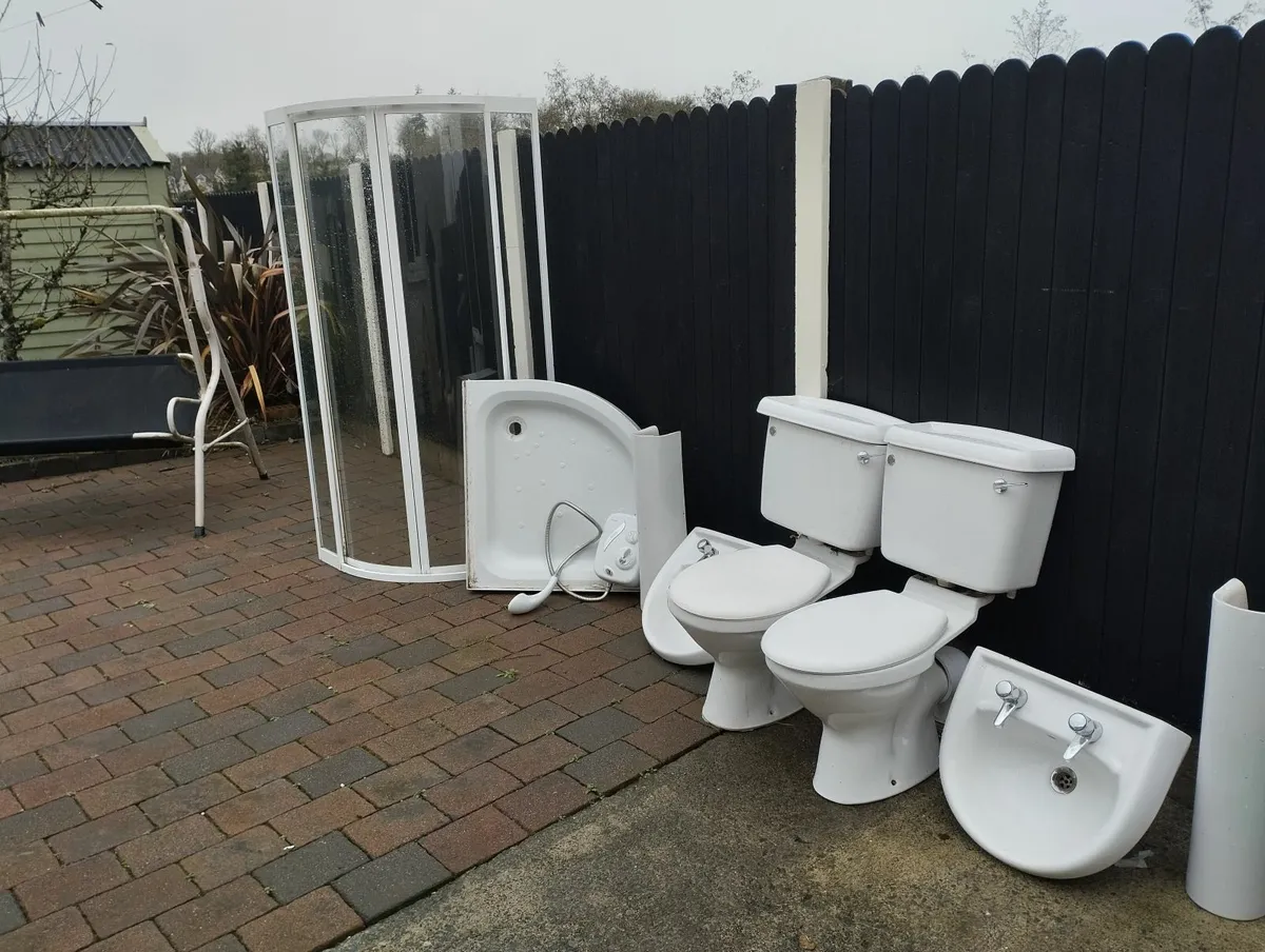 Bathroom suite - Image 1