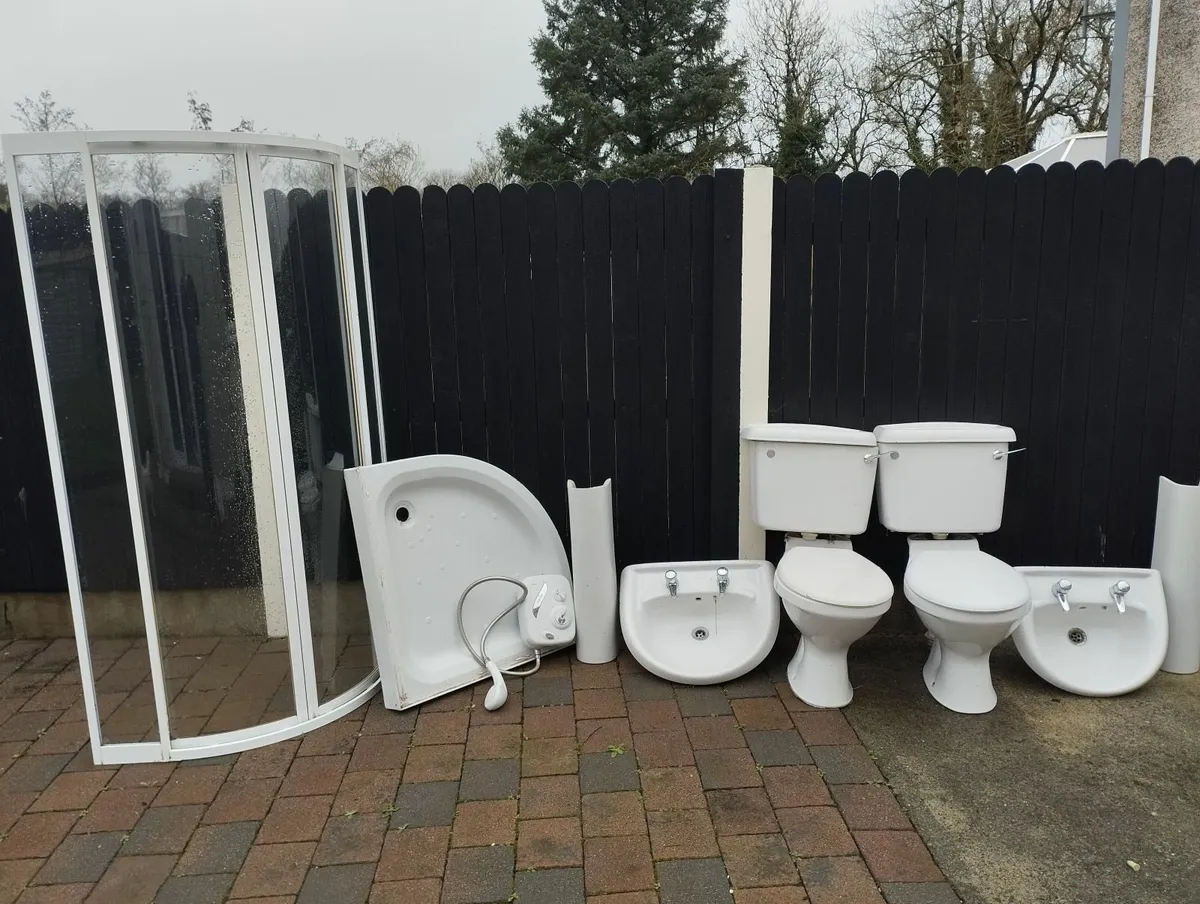 Bathroom suite - Image 2