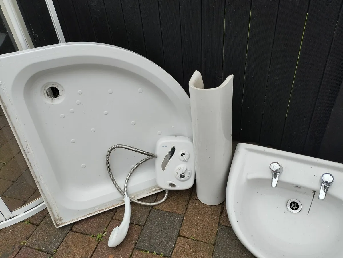 Bathroom suite - Image 3