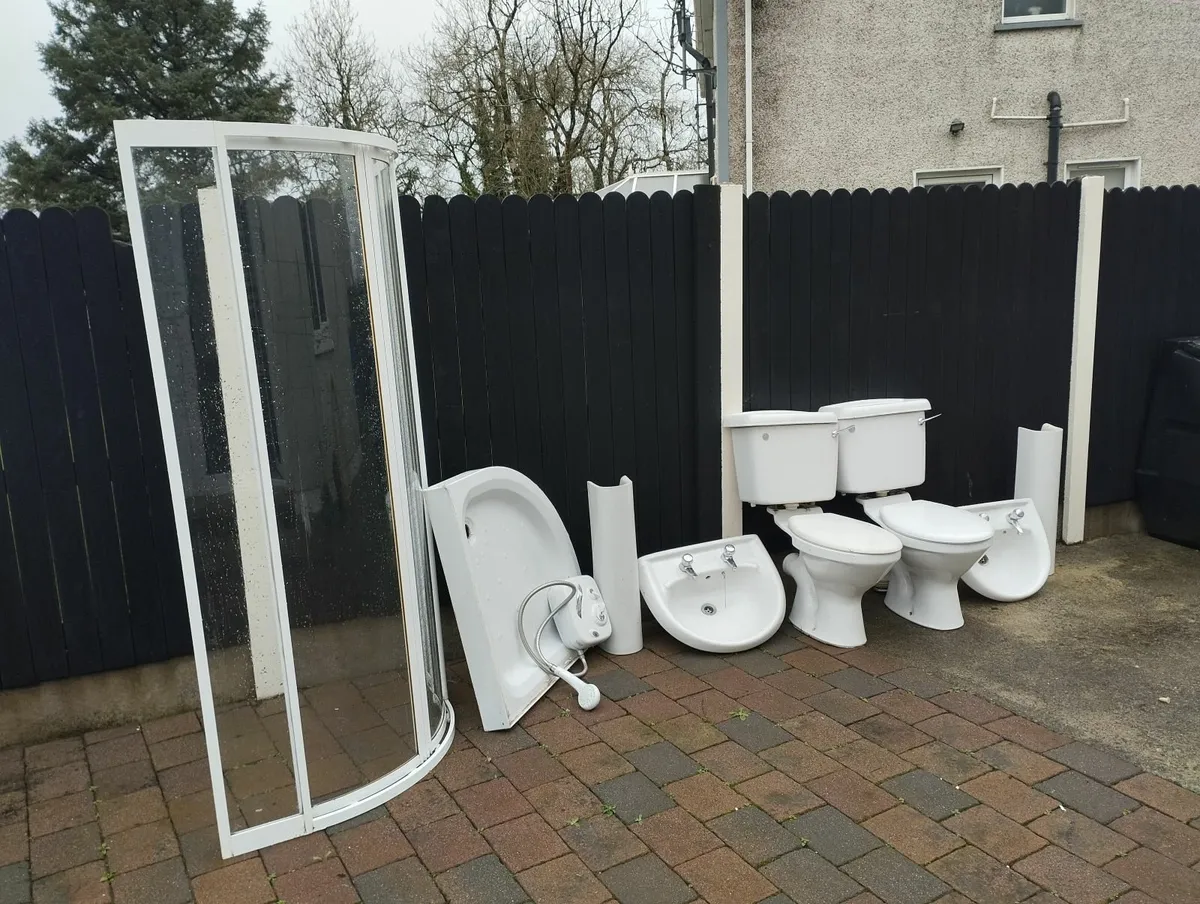 Bathroom suite - Image 4