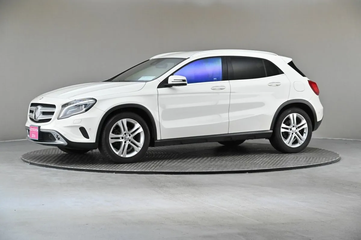 Mercedes-Benz GLA GLA 180 **HALF LEATHER**REVERSE - Image 4