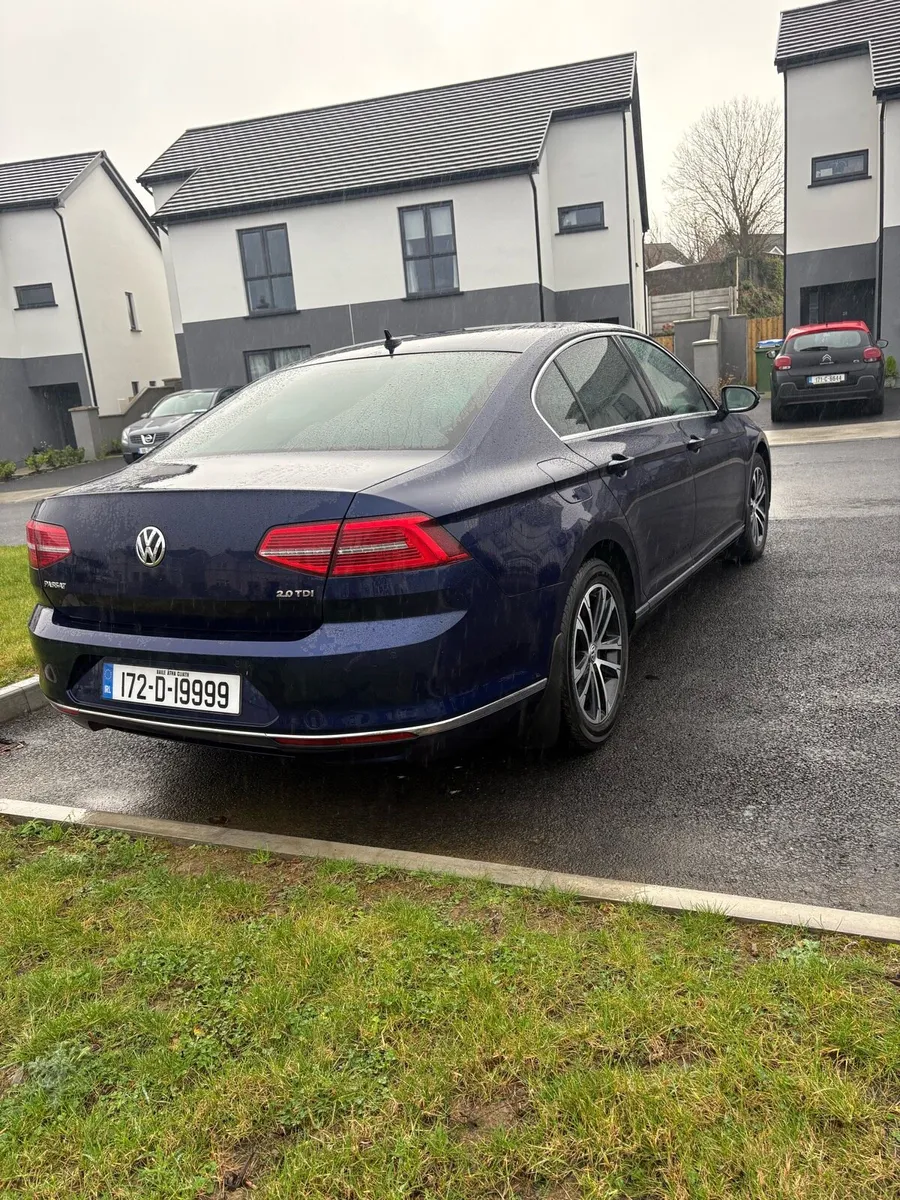 2017 Volkswagen Passat - Image 2