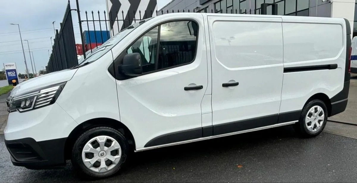 Renault Trafic LOW MILEAGE Business spec - Image 2