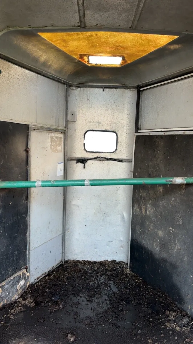 Horse box - Image 2