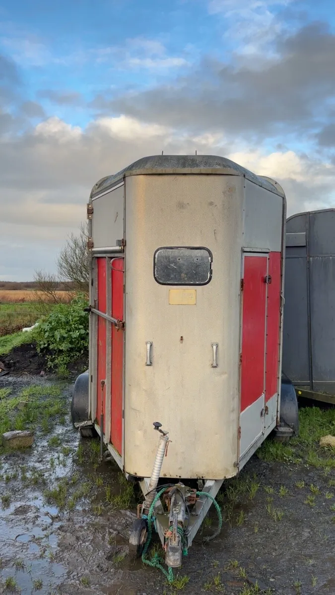 Horse box - Image 1